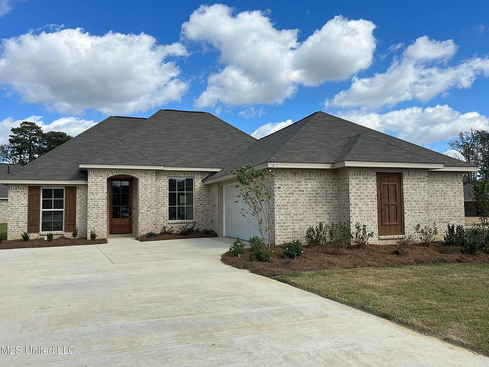1st image of 524 Silver Hill Dr