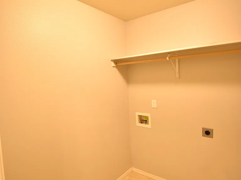 354 E Carver Dr — Photo 11