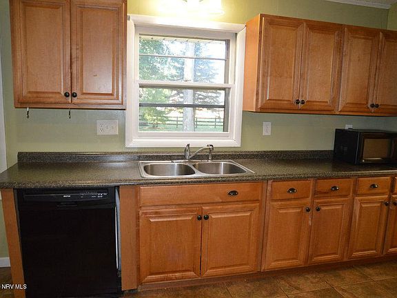 4th image of 415 Dogwood Ln