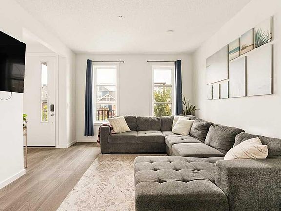 4th image of 39 E Howse Rise NE