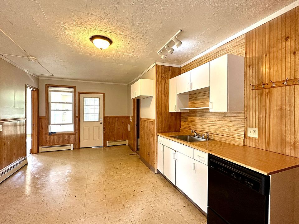 194 Grattan St 194 Grattan St Chicopee MA Zillow