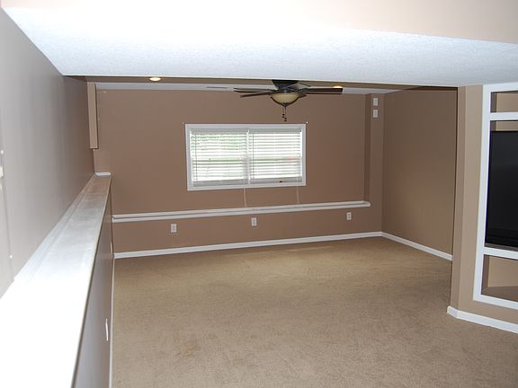 Bed 4 / office / fam room