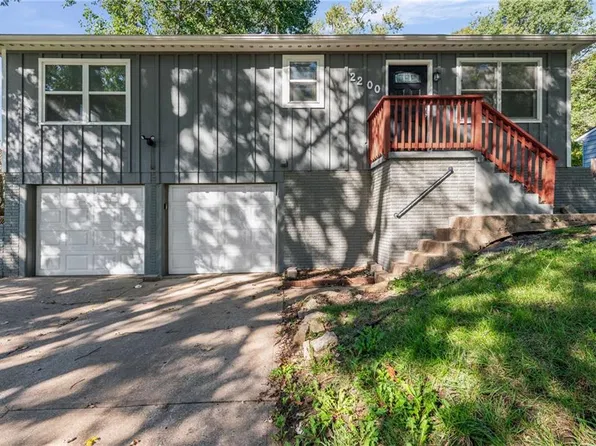 2200 Aqueduct Pl, Independence, MO 64057