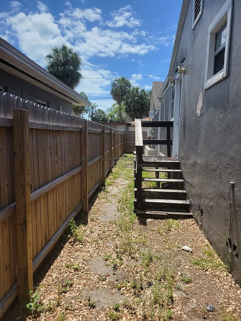 1 bed, 1.0 bath, $1,049 — Photo 2