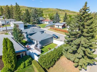 1004 Huntercove Pl NW, Calgary, AB T2K4S4