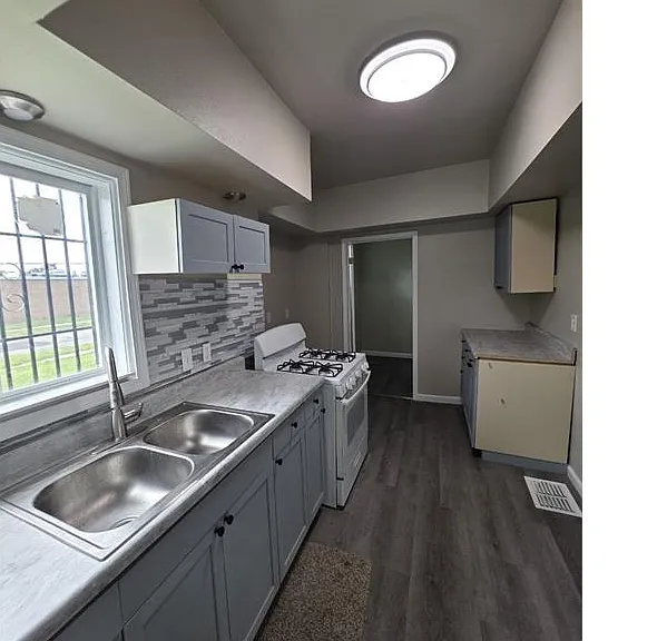 1155 Pinewood Ave — Photo 4