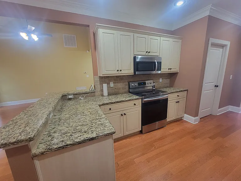 1010 Barrett Dr — Photo 6