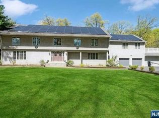 15 Old Oak Dr, Mahwah, NJ 07430