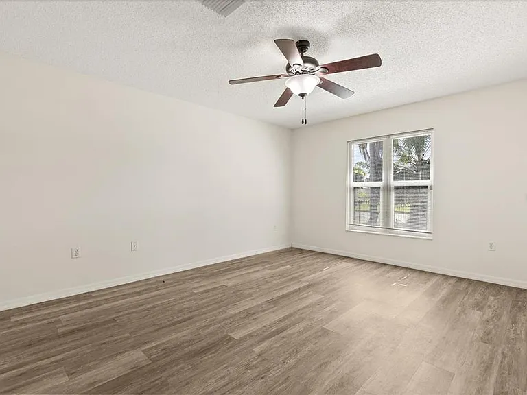410 Central Mariners Dr — Photo 32