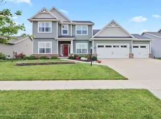 1211 Farm Lake Dr, Mahomet, IL
