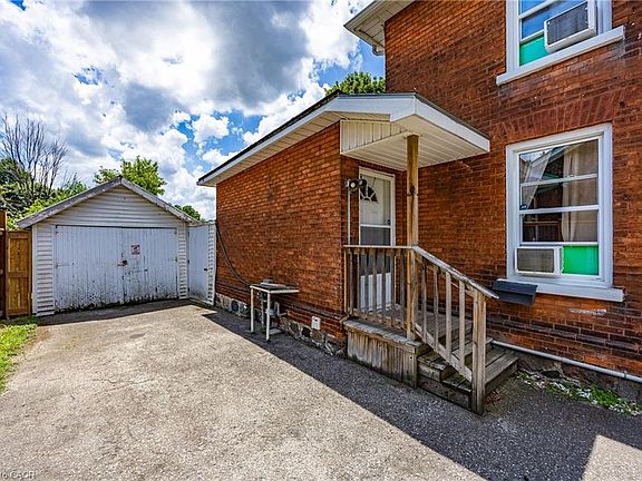 3rd image of 302 Simcoe St