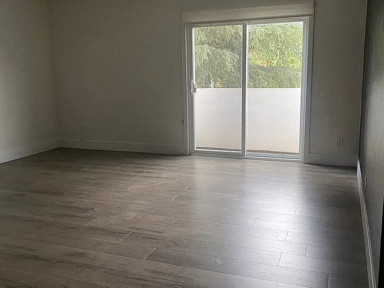 14133 Calvert St — Photo 2
