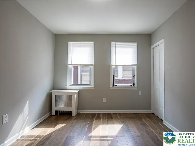 68 S Meade St — Photo 29