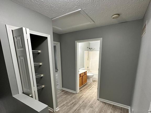 5th image of 932 Altamont Ct #2