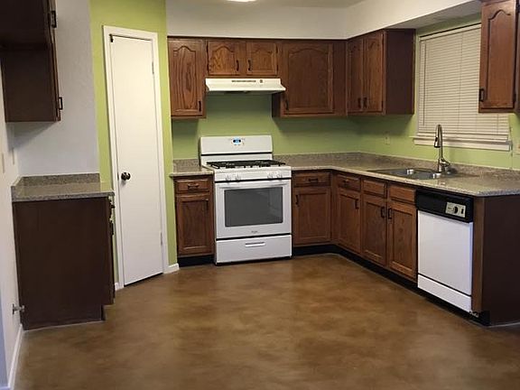 Kitchen w spacious pantry