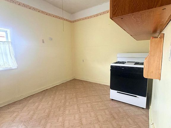 5th image of 1009 Gillett St