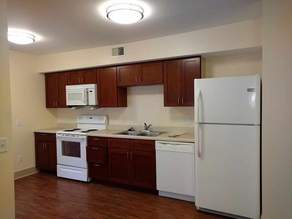 Now Leasing at our 615 Maple Building!