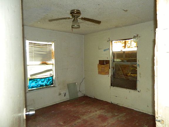 4th image of 3435 Gardenia St