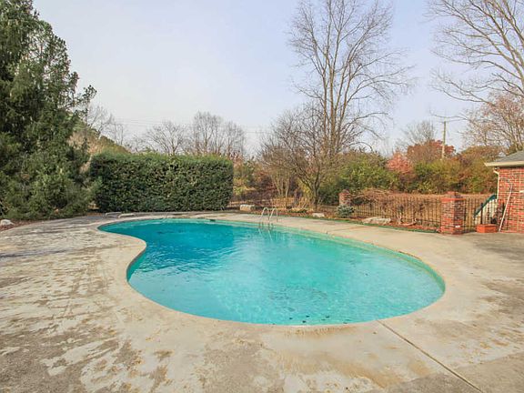 4th image of 1127 Greenfield Dr