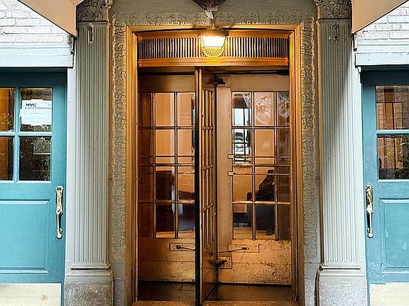4th image of 325 W 45th St APT 610