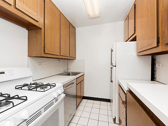 3rd image of 155 W 68th St APT 1406