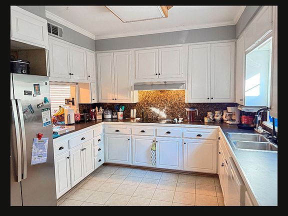3rd image of 6 Brownwood Dr