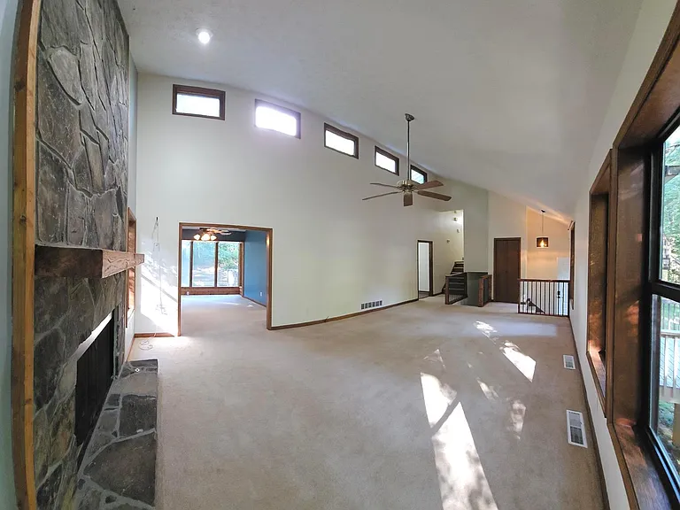 5053 Mackinac Dr — Photo 2