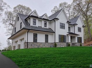 889 Hilltop Ter, Franklin Lakes, NJ 07417