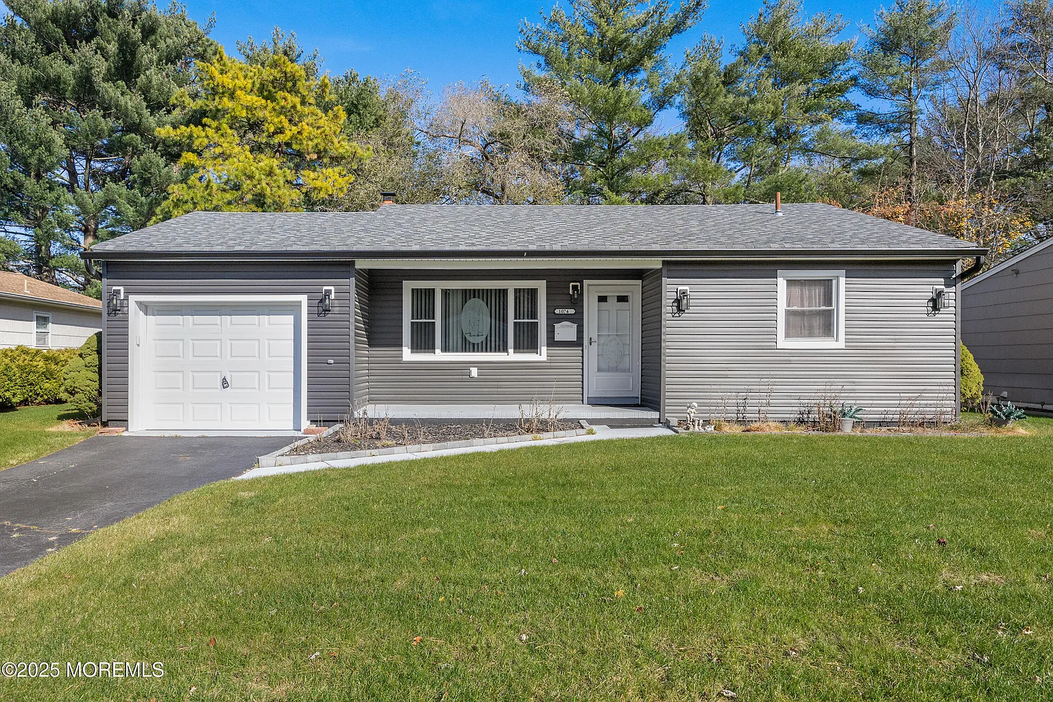 1074 Edgebrook Drive S photo 1