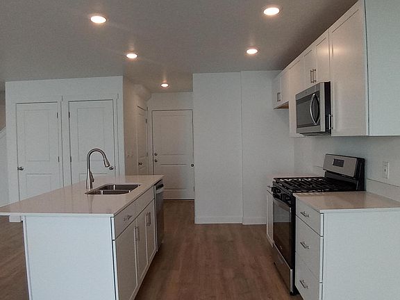 5th image of 514 Helmsman Ln