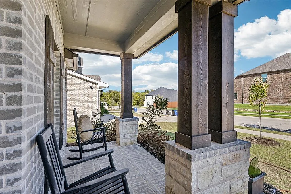3 bed, 1977 sqft, $2,300 — Photo 3
