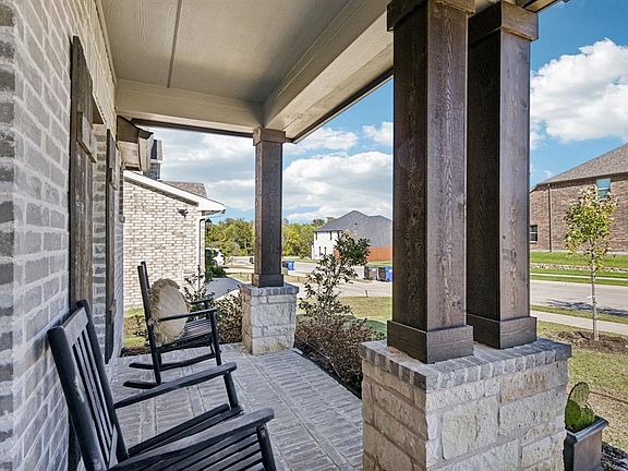 3rd image of 312 Scenic Point Dr