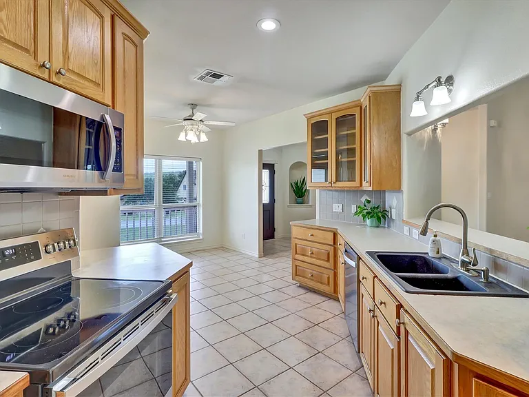 203 Dunkeld Dr — Photo 15