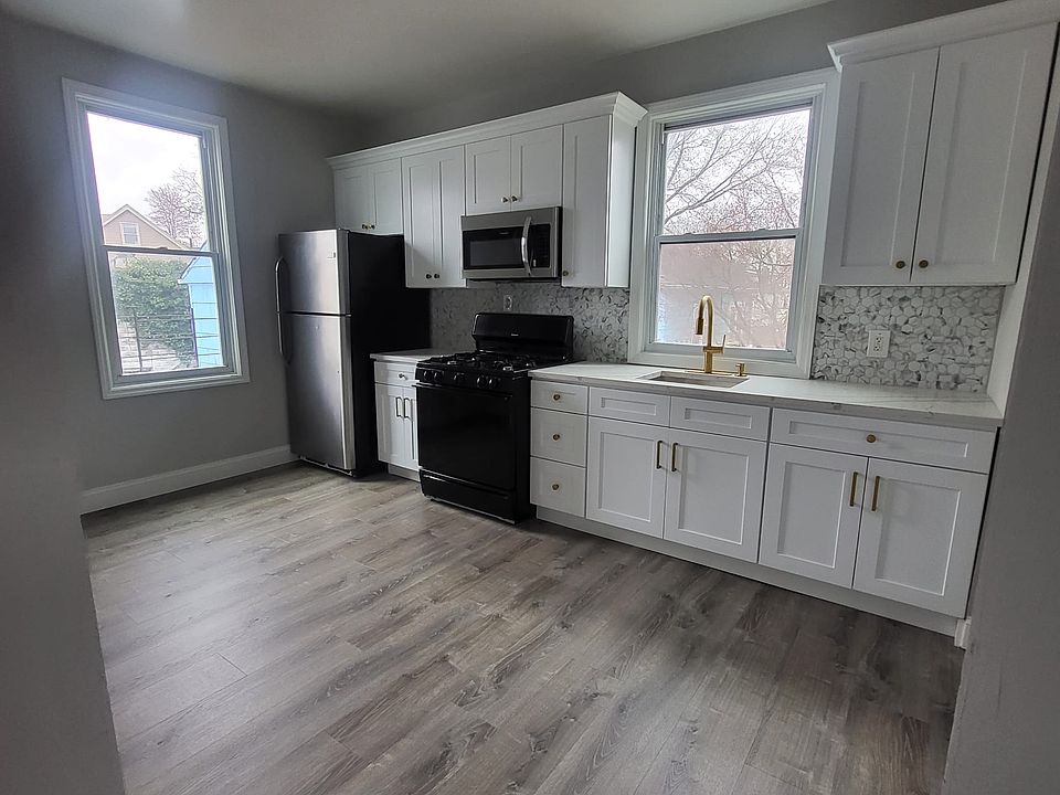 2nd image of 118 Myrtle St Floor 2