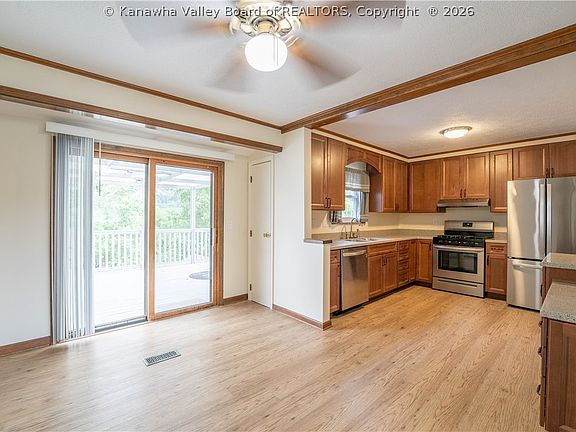 5th image of 1102 Hollyberry Ln
