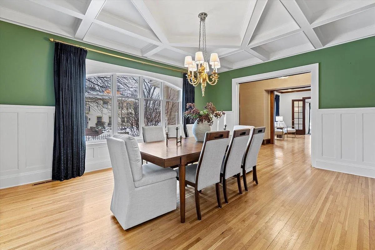 4 bed, 7.0 bath, 7146 sqft, $10,500 — Photo 4
