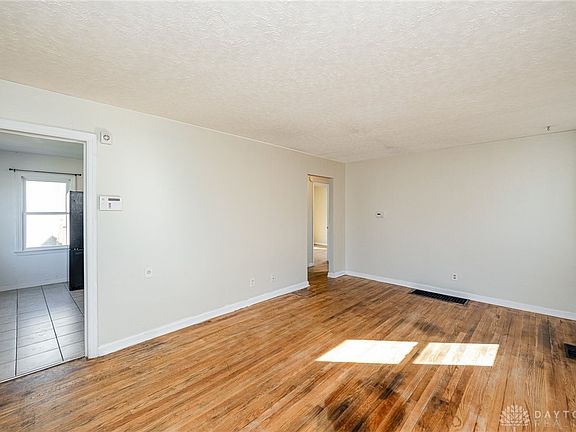 4th image of 1332 Southlyn Dr