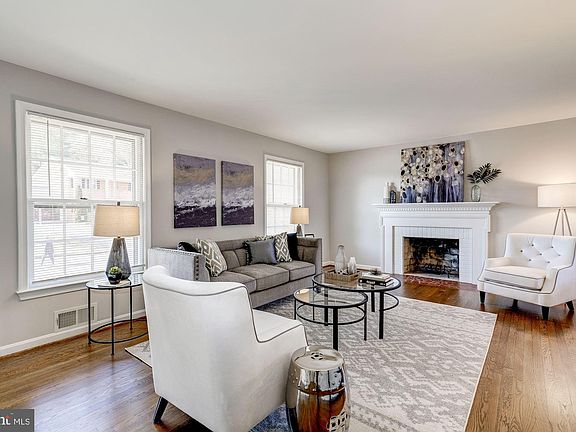 4th image of 2621 Woodley Pl