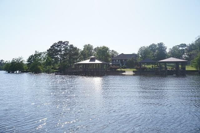 1st image of 200 Chinaberry Ln