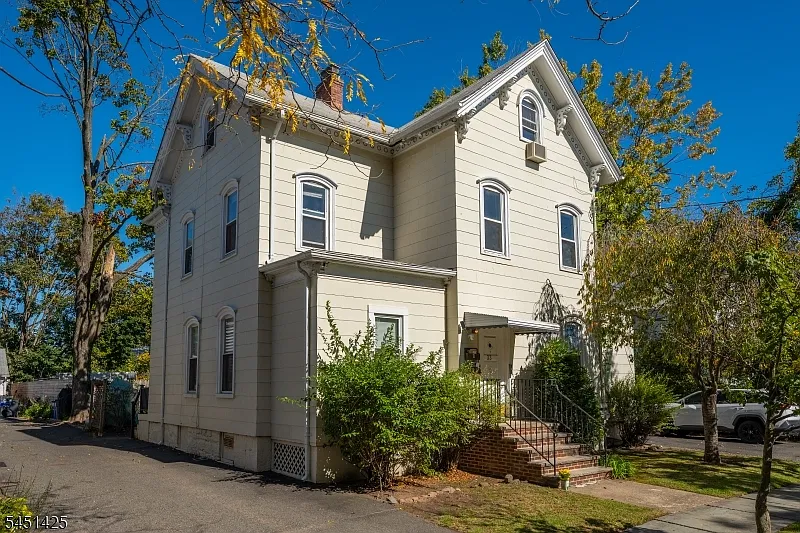 3 bed, 1.0 bath, $2,275 — Photo 1