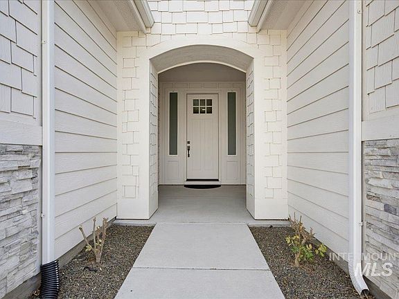 5th image of 1567 Banff St
