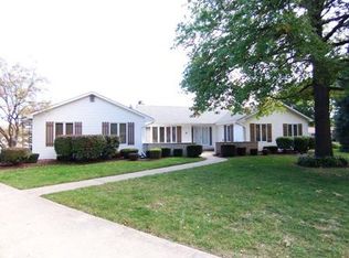 9 Robinhood Cir, Oswego, IL
