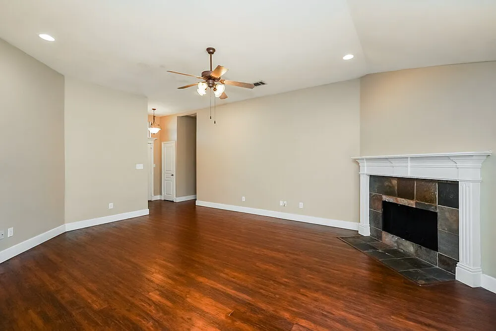 3 bed, 2.0 bath, 1713 sqft, $2,040 — Photo 3