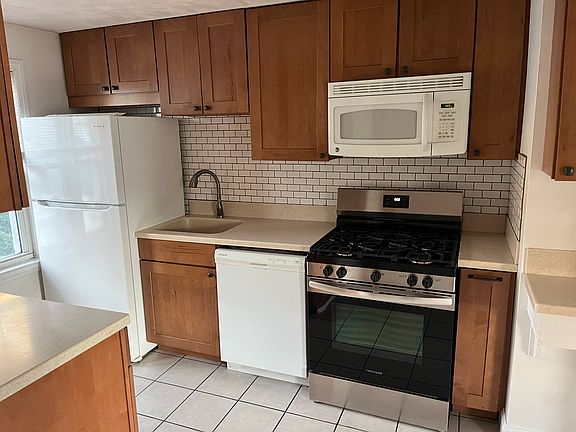 4th image of 178 Newbury Ave #2