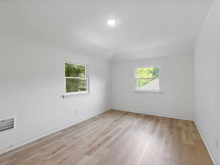 2179 Vantine St — Photo 23