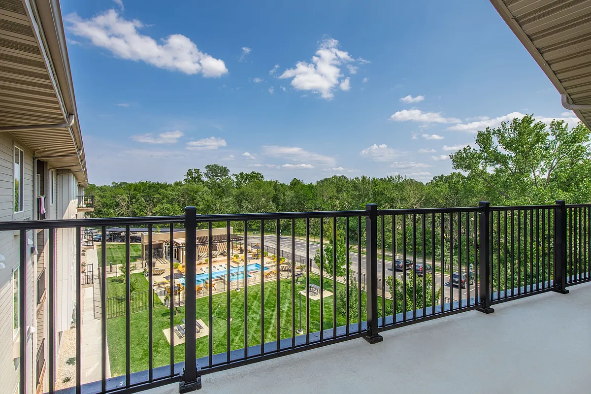 Trails Bend 3 Bedroom Penthouse Balcony - Trail's Bend Apartments and Townhomes
