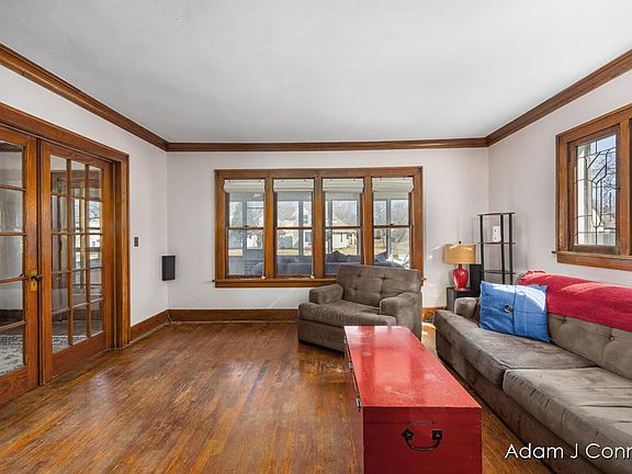 3rd image of 1042 Walker Ave NW