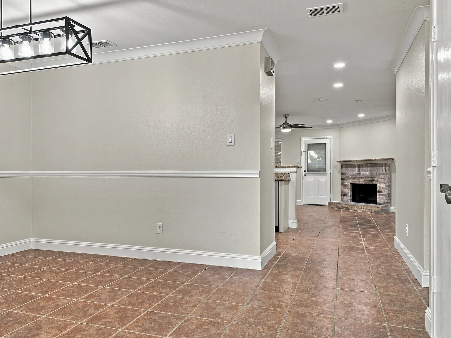 3 bed, 1390 sqft, $2,200 — Photo 4