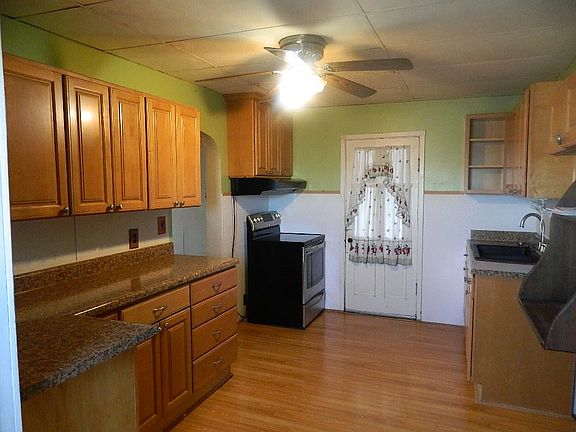 5th image of 720 E 9th St