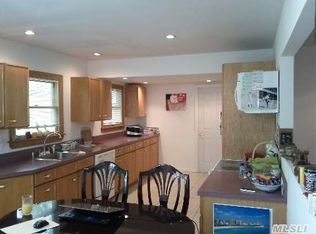 5 Trim Ln, Lake Grove, NY 11755